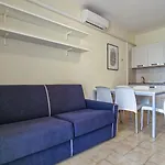 Peaceful Seaside Flat With Pool In Lejlighed
