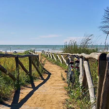 Peaceful Seaside Flat With Pool In Apartmán Bibione