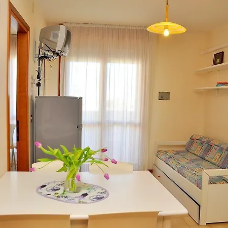 Peaceful Seaside Flat With Pool In アパート *