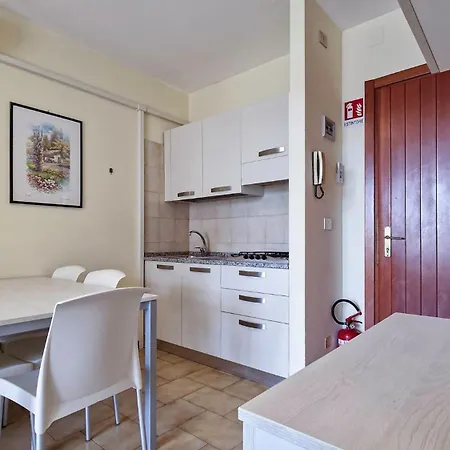 Peaceful Seaside Flat With Pool In アパート ビビオーネ