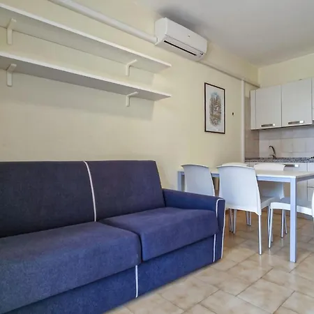 Peaceful Seaside Flat With Pool In アパート